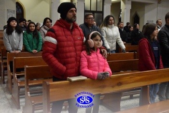 Famílias reunidas em oração na Catedral de Cruz Alta 