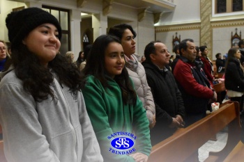 Famílias reunidas em oração na Catedral de Cruz Alta 