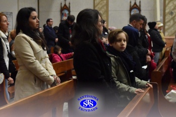 Famílias reunidas em oração na Catedral de Cruz Alta 
