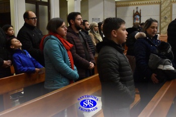 Famílias reunidas em oração na Catedral de Cruz Alta 