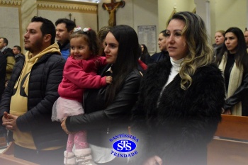 Famílias reunidas em oração na Catedral de Cruz Alta 