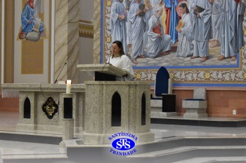 Famílias reunidas em oração na Catedral de Cruz Alta 