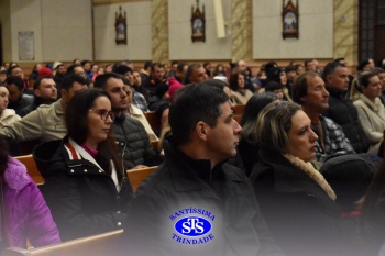 Famílias reunidas em oração na Catedral de Cruz Alta 