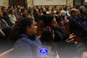 Famílias reunidas em oração na Catedral de Cruz Alta 