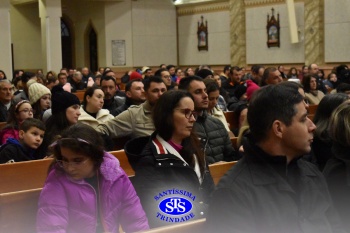 Famílias reunidas em oração na Catedral de Cruz Alta 