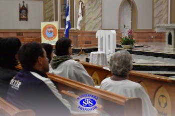 Famílias reunidas em oração na Catedral de Cruz Alta 