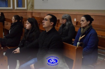 Famílias reunidas em oração na Catedral de Cruz Alta 