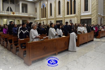 Famílias reunidas em oração na Catedral de Cruz Alta 