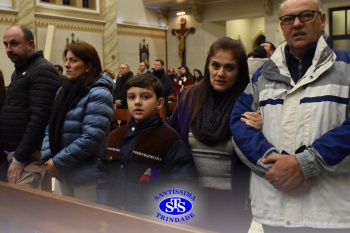 Famílias reunidas em oração na Catedral de Cruz Alta 