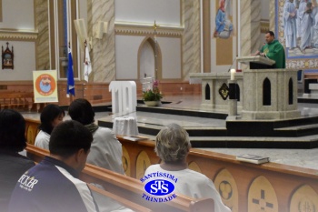 Famílias reunidas em oração na Catedral de Cruz Alta 