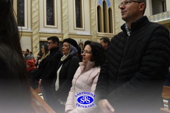 Famílias reunidas em oração na Catedral de Cruz Alta 