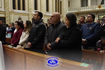 Famílias reunidas em oração na Catedral de Cruz Alta 