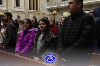 Famílias reunidas em oração na Catedral de Cruz Alta 