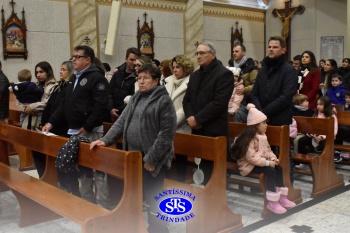 Famílias reunidas em oração na Catedral de Cruz Alta 