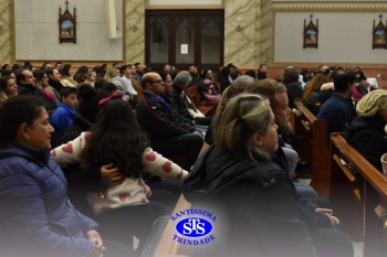 Famílias reunidas em oração na Catedral de Cruz Alta 