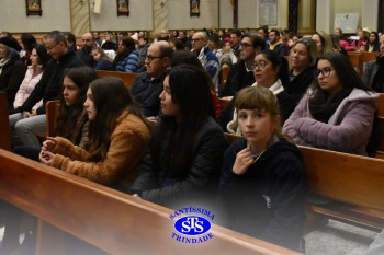 Famílias reunidas em oração na Catedral de Cruz Alta 