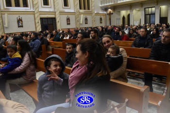 Famílias reunidas em oração na Catedral de Cruz Alta 