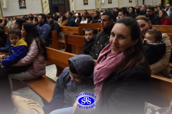 Famílias reunidas em oração na Catedral de Cruz Alta 