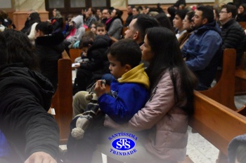 Famílias reunidas em oração na Catedral de Cruz Alta 