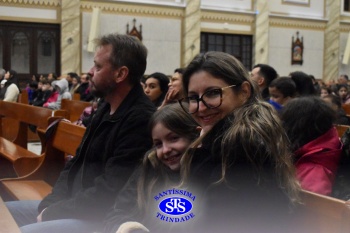 Famílias reunidas em oração na Catedral de Cruz Alta 