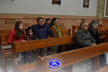 Famílias reunidas em oração na Catedral de Cruz Alta 