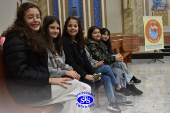 Famílias reunidas em oração na Catedral de Cruz Alta 