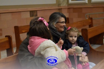 Famílias reunidas em oração na Catedral de Cruz Alta 