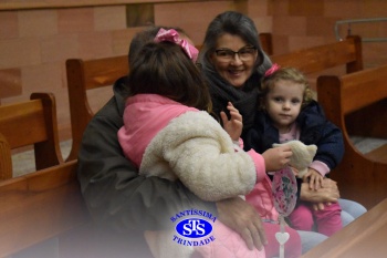 Famílias reunidas em oração na Catedral de Cruz Alta 