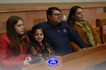 Famílias reunidas em oração na Catedral de Cruz Alta 