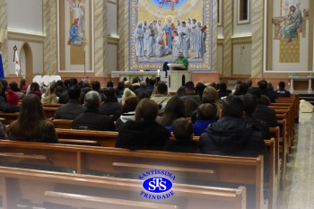 Famílias reunidas em oração na Catedral de Cruz Alta 