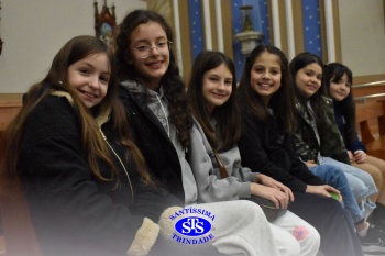 Famílias reunidas em oração na Catedral de Cruz Alta 