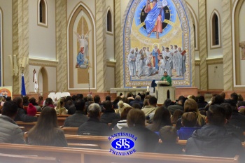 Famílias reunidas em oração na Catedral de Cruz Alta 