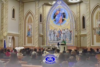 Famílias reunidas em oração na Catedral de Cruz Alta 