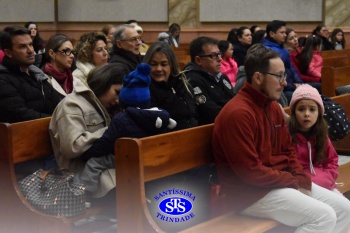 Famílias reunidas em oração na Catedral de Cruz Alta 