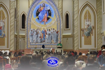 Famílias reunidas em oração na Catedral de Cruz Alta 