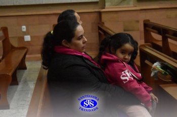 Famílias reunidas em oração na Catedral de Cruz Alta 