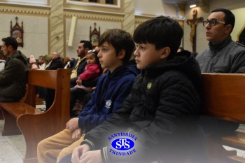 Famílias reunidas em oração na Catedral de Cruz Alta 