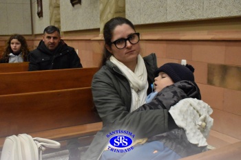 Famílias reunidas em oração na Catedral de Cruz Alta 
