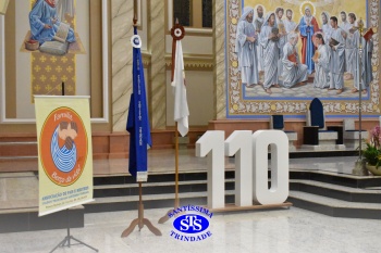 Famílias reunidas em oração na Catedral de Cruz Alta 