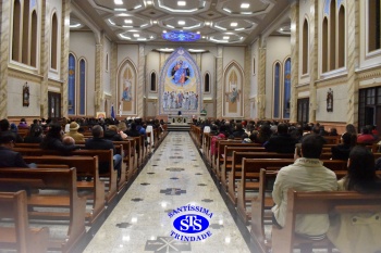 Famílias reunidas em oração na Catedral de Cruz Alta 