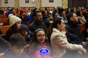 Famílias reunidas em oração na Catedral de Cruz Alta 