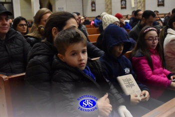 Famílias reunidas em oração na Catedral de Cruz Alta 