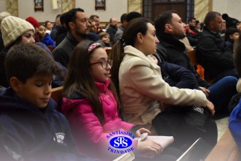 Famílias reunidas em oração na Catedral de Cruz Alta 