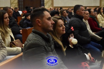 Famílias reunidas em oração na Catedral de Cruz Alta 