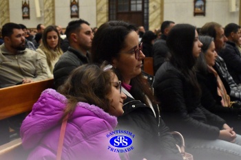 Famílias reunidas em oração na Catedral de Cruz Alta 