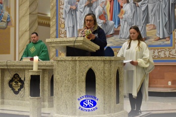 Famílias reunidas em oração na Catedral de Cruz Alta 