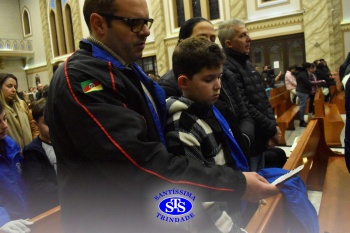 Famílias reunidas em oração na Catedral de Cruz Alta 