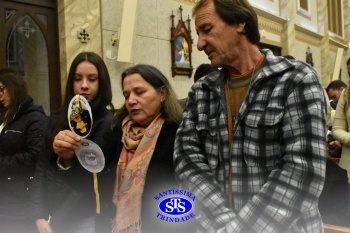 Famílias reunidas em oração na Catedral de Cruz Alta 