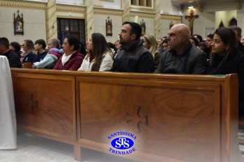 Famílias reunidas em oração na Catedral de Cruz Alta 