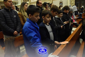 Famílias reunidas em oração na Catedral de Cruz Alta 